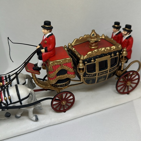 Retired Dickens Village Queen’s Parliamentary Coach - Picture 3 of 12